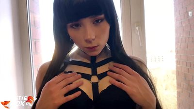 Vroča bruneta globoko sesa in se občutljivo zajebava za denar